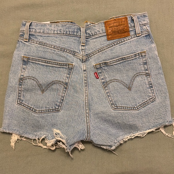 Levi’s Ribcage Shorts - Picture 1 of 4